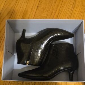 AEROSOLES Black Croc-Pattern Ankle Booties